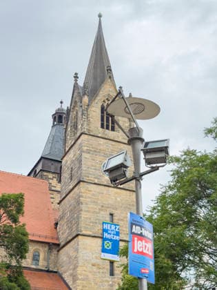 AfD-Verbot und Kirche 30062026 - Plakat AfD Verbot Jetzt, dahinter ein Banner Herz statt Hetze an der Kaufmannskirche in Erfurt. Die Evangelische Kirche in Mitteldeutschland waere auch bei einem Wahlsieg der AfD im Landtag von Sachsen-Anhalt sehr stark betroffen. Erfurt Anger Thueringen Deutschland *** AfD Ban and the Church 30062026 Poster: Ban the AfD Now, with a banner reading Love Instead of Hate behind it at the Kaufmannskirche in Erfurt. The Evangelical Church in Central Germany would also be severely affected if the AfD were to win an election in the state parliament of Saxony-Anhalt. Erfurt, Anger, Thuringia, Germany 300626_ppb-4