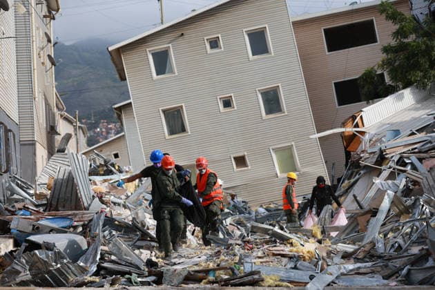 Earthquake In Venezuela Rescue workers remove a body from a collapsed building in the Hugo Chavez housing development following the earthquake that strikes Venezuela on June 30, 2026, in Catia la Mar, La Guaira, Venezuela. La Guaira Venezuela  Copyright: xJavierxCamposx originalFilename: campos-notitle260630_npUA4.jpg
