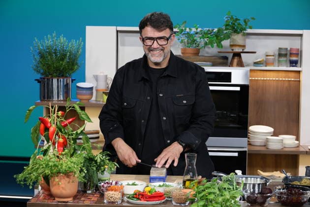 Tarik Rose, Koch, Fernsehkoch und Restaurantbesitzer, zu Gast in der Fernsehsendung DAS! Rote Sofa, eine Live-Talksendung des Norddeutschen Rundfunks, Fototermin am 1.7.2026 im Fernsehstudio des NDR in Hamburg Lokstedt *** Tarik Rose, chef, TV chef, and restaurant owner, appeared as a guest on the TV show *DAS Rote Sofa*, a live talk show produced by Norddeutscher Rundfunk (NDR); photo op on July 1, 2026, at the NDR television studio in Hamburg-Lokstedt