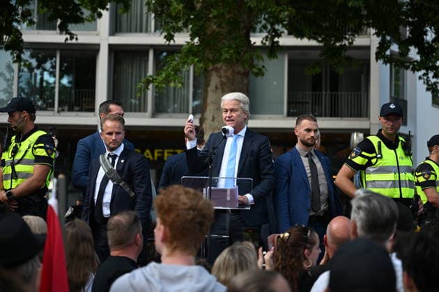 Anti-Asylum Demonstration in Apeldoorn Attended by Geert Wilders APELDOORN, THE NETHERLANDS - JULY 1: Geert Wilders addresses supporters during an anti-asylum demonstration in Apeldoorn, the Netherlands, on July 1, 2026, as police monitor the gathering amid counter-protests. Mouneb Taim Anadolu Apeldoorn The Netherlands. Editorial use only. Please get in touch for any other usage.  Copyright: x2026xAnadoluxMounebxTaimx