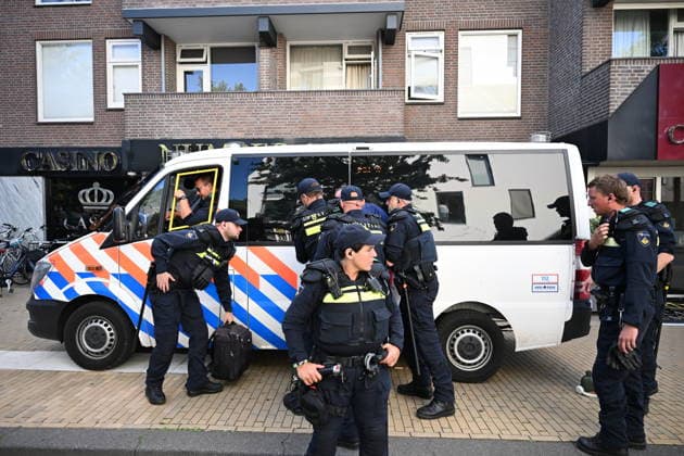 Anti-Asylum Demonstration in Apeldoorn Attended by Geert Wilders APELDOORN, THE NETHERLANDS - JULY 1: Police arrest a counter-protester during an anti-asylum demonstration attended by Geert Wilders as officers maintain security and separate opposing groups in Apeldoorn, the Netherlands, on July 1, 2026. Mouneb Taim Anadolu Apeldoorn The Netherlands. Editorial use only. Please get in touch for any other usage.  Copyright: x2026xAnadoluxMounebxTaimx