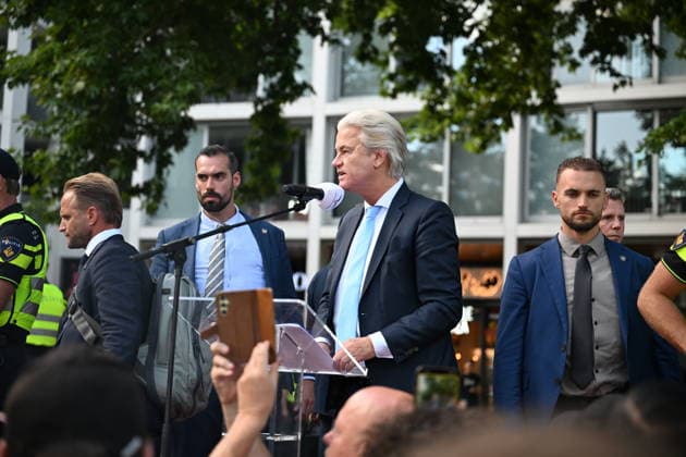Anti-Asylum Demonstration in Apeldoorn Attended by Geert Wilders APELDOORN, THE NETHERLANDS - JULY 1: Geert Wilders addresses supporters during an anti-asylum demonstration in Apeldoorn, the Netherlands, on July 1, 2026, as police monitor the gathering amid counter-protests. Mouneb Taim Anadolu Apeldoorn The Netherlands. Editorial use only. Please get in touch for any other usage.  Copyright: x2026xAnadoluxMounebxTaimx