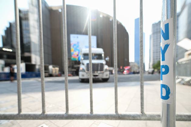 New Yort, Madison Square Garden, 20260701, Vorbereitungen um die Hochzeit von Taylor Swift und Travis Kelce. Im Bild Absperrung rund um die Anlieferungszone. New York City Madison Square Garden New York Vereinigte Staaten von Amerika *** New York, Madison Square Garden, July 1, 2026, Preparations for the wedding of Taylor Swift and Travis Kelce. Pictured: Barricades surrounding the loading zone. New York City, Madison Square Garden, New York, United States of America Copyright: Passion2Press MarkusxFischerx