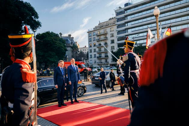 Johann Wadephul (CDU), Bundesaussenminister, aufgenommen im Rahmen der Kranzniederlegung am Denkmal fuer San Martin in Buenos Aires, 01.07.2026. Fotografiert im Auftrag des Auswaertigen Amtes (AA) Buenos Aires Argentinien *** Johann Wadephul (CDU), Federal Minister of Foreign Affairs, photographed during a wreath-laying ceremony at the San Martin Monument in Buenos Aires, July 1, 2026. Photographed on behalf of the Federal Foreign Office (AA) in Buenos Aires, Argentina. Copyright: xFelixxZahnx