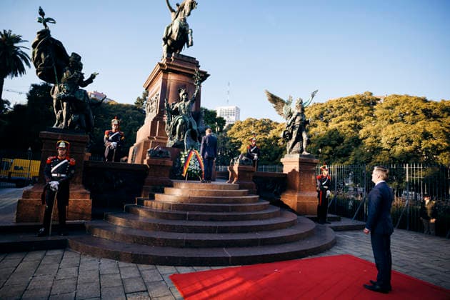 Johann Wadephul (CDU), Bundesaussenminister, aufgenommen im Rahmen der Kranzniederlegung am Denkmal fuer San Martin in Buenos Aires, 01.07.2026. Fotografiert im Auftrag des Auswaertigen Amtes (AA) Buenos Aires Argentinien *** Johann Wadephul (CDU), Federal Minister of Foreign Affairs, photographed during a wreath-laying ceremony at the San Martin Monument in Buenos Aires, July 1, 2026. Photographed on behalf of the Federal Foreign Office (AA) in Buenos Aires, Argentina. Copyright: xFelixxZahnx