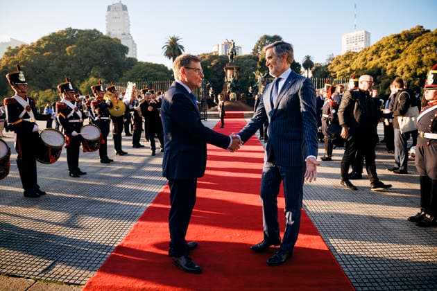 Johann Wadephul (CDU), Bundesaussenminister, aufgenommen im Rahmen der Kranzniederlegung am Denkmal fuer San Martin in Buenos Aires, 01.07.2026. Fotografiert im Auftrag des Auswaertigen Amtes (AA) Buenos Aires Argentinien *** Johann Wadephul (CDU), Federal Minister of Foreign Affairs, photographed during a wreath-laying ceremony at the San Martin Monument in Buenos Aires, July 1, 2026. Photographed on behalf of the Federal Foreign Office (AA) in Buenos Aires, Argentina. Copyright: xFelixxZahnx
