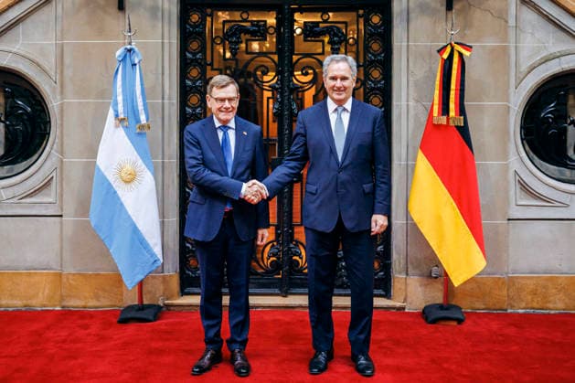 News Themen der Woche KW27 Johann Wadephul (CDU), Bundesaussenminister, trifft Pablo Quirno, Aussenminister von Argentinien, zu einem Gespraech in Buenos Aires, 01.07.2026. Fotografiert im Auftrag des Auswaertigen Amtes (AA) Buenos Aires Argentinien *** Johann Wadephul (CDU), Federal Foreign Minister, meets with Pablo Quirno, Foreign Minister of Argentina, for talks in Buenos Aires, July 1, 2026. Photographed on behalf of the Federal Foreign Office (AA) in Buenos Aires, Argentina. Copyright: xFelixxZahnx