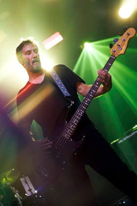 Bassist und Schauspieler Keanu Reeves von der Band Dogstar bei ihrem Konzert im Carlswerk Victoria. Köln, 01.07.2026 NRW Deutschland *** Bassist and actor Keanu Reeves of the band Dogstar at their concert at Carlswerk Victoria in Cologne, July 1, 2026, North Rhine-Westphalia, Germany Copyright: xChristophxHardtx