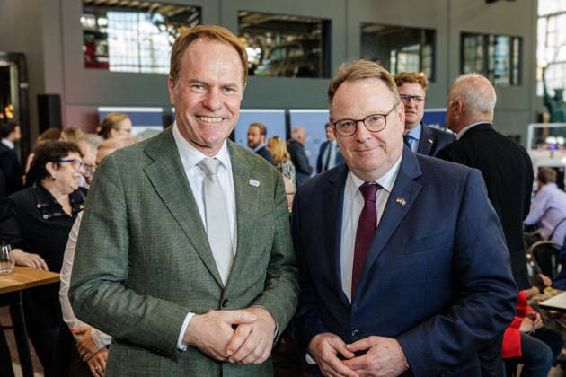 01.07.2026. Düsseldorf. (l-r) OB Dr. Stephan Keller und OB Torsten Burmester beim Independence Day Empfang zum 250. Jahrestag der Unabhängigkeit der USA auf Einladung des US-Generalkonsulates in der Classic Remise. Düsseldorf Classic Remise, Harffstraße Nordrhein-Westfalen Deutschland *** July 1, 2026, Düsseldorf Mayor Dr. Stephan Keller and Mayor Torsten Burmester at the Independence Day reception marking the 250th anniversary of U.S. independence, hosted by the U.S. Consulate General at the Classic Remise in Düsseldorf, Harffstraße, North Rhine-Westphalia, Germany