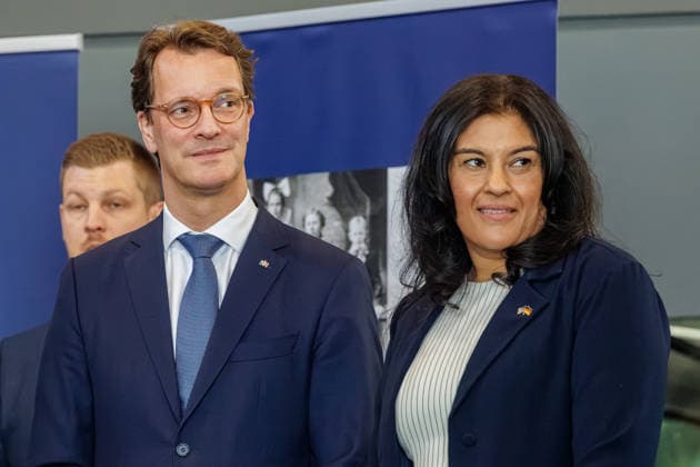 01.07.2026. Düsseldorf. (l-r) NRW-Ministerpräsident Hendrik Wüst und US-Generalkonsulin Pretti V. Shah beim Independence Day Empfang zum 250. Jahrestag der Unabhängigkeit der USA auf Einladung des US-Generalkonsulates in der Classic Remise. Düsseldorf Classic Remise, Harffstraße Nordrhein-Westfalen Deutschland *** July 1, 2026, Düsseldorf, North Rhine-Westphalia: North Rhine-Westphalia Minister-President Hendrik Wüst and U.S. Consul General Pretti V. Shah at the Independence Day reception marking the 250th anniversary of U.S. independence, hosted by the U.S. Consulate General at the Classic Remise in Düsseldorf, Harffstraße, North Rhine-Westphalia, Germany