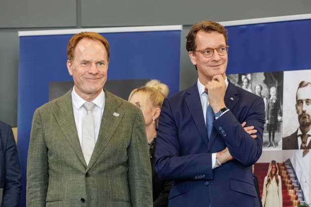01.07.2026. Düsseldorf. (l-r) OB Dr. Stephan Keller und NRW-Ministerpräsident Hendrik Wüst beim Independence Day Empfang zum 250. Jahrestag der Unabhängigkeit der USA auf Einladung des US-Generalkonsulates in der Classic Remise. Düsseldorf Classic Remise, Harffstraße Nordrhein-Westfalen Deutschland *** July 1, 2026, Düsseldorf Mayor Dr. Stephan Keller and North Rhine-Westphalia Minister-President Hendrik Wüst at the Independence Day reception marking the 250th anniversary of U.S. independence, hosted by the U.S. Consulate General at the Classic Remise in Düsseldorf, Harffstraße, North Rhine-Westphalia, Germany