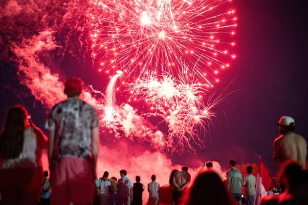 July 1, 2026, Toronto, On, Canada: People take in a Canada Day fireworks show at Woodbine Beach, in Toronto on Wednesday, July 1, 2026. Toronto Canada  - ZUMAc35_ 20260701_zaf_c35_155 Copyright: xArlynxMcadoreyx