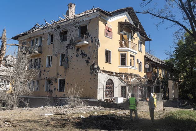 July 1, 2026, Kramatorsk, Ukraine: Civilians seen standing in front of a residential building damaged by a Russian air strike. Russian air strikes on residential areas leave destruction and distress in their wake, as firefighters battle flames and civilians pass damaged buildings in the aftermath of the attack. Kramatorsk Ukraine  - ZUMAs197 20260701_aaa_s197_267 Copyright: xDiegoxHerrerax