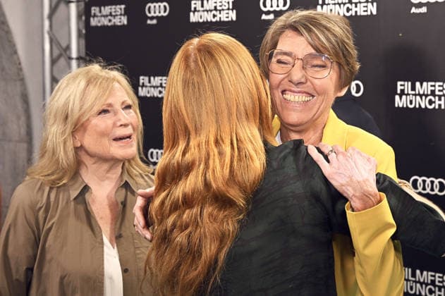 Maren Kroymann, Esther Schweins und Bettina Böttinger bei der Premiere des Dokumentarfilsm Was haben wir gelacht auf dem 43. Filmfest München 2026 im Gloria Filmpalast. München, 01.07.2026 *** Maren Kroymann, Esther Schweins, and Bettina Böttinger at the premiere of the documentary *Was haben wir gelacht* at the 43rd Munich Film Festival 2026 at the Gloria Filmpalast in Munich, July 1, 2026 Foto:xB.xGillmannx xFuturexImagex gelacht_6714