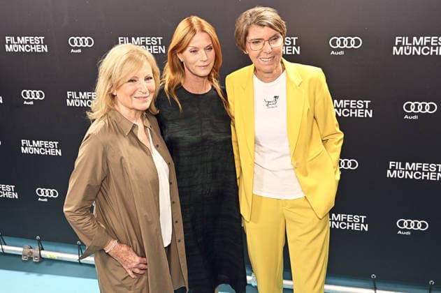 Maren Kroymann, Esther Schweins und Bettina Böttinger bei der Premiere des Dokumentarfilsm Was haben wir gelacht auf dem 43. Filmfest München 2026 im Gloria Filmpalast. München, 01.07.2026 *** Maren Kroymann, Esther Schweins, and Bettina Böttinger at the premiere of the documentary *Was haben wir gelacht* at the 43rd Munich Film Festival 2026 at the Gloria Filmpalast in Munich, July 1, 2026 Foto:xB.xGillmannx xFuturexImagex gelacht_6733