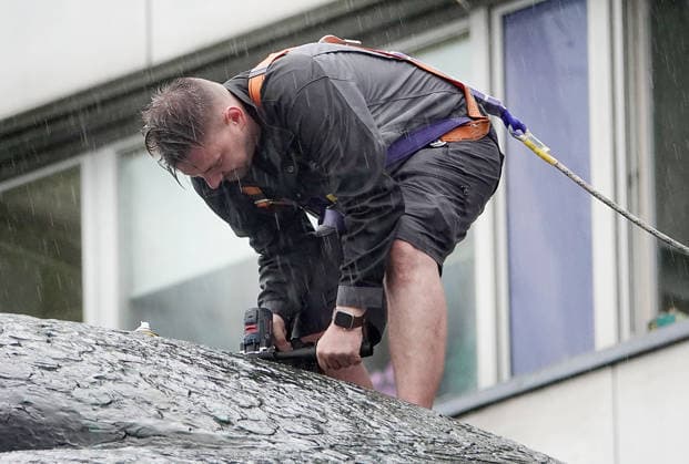 Materialprobe entnommen 01.07.2026, Chemnitz, Brückenstraße, Karl- Marx- Monument Heute wurde vom wohl berühmtsten Wahrzeichen der Stadt Chemnitz, dem Karl- Marx- Monument, eine Materialprobe entnommen. Vor der umfangreichen Restaurierung des Monuments ist dies notwendig. Es ist nicht klar, in welchem Zustand sich der Innenraum des Monuments befindet. Bevor am Denkmal Schweißarbeiten durchgeführt werden können, ist die heutige Entnahme nötig, damit beim Öffnen das Material der Bronzeplatten nicht beschädigt wird. Mit der Entnahme der Proben und dem Gutachten wurde der Verein zur Förderung der Schweißtechnik an der TU Chemnitz e.V. beauftragt. Tino Bochmann bohrte und schnitt. Chemnitz Sachsen BRD *** Material sample taken on