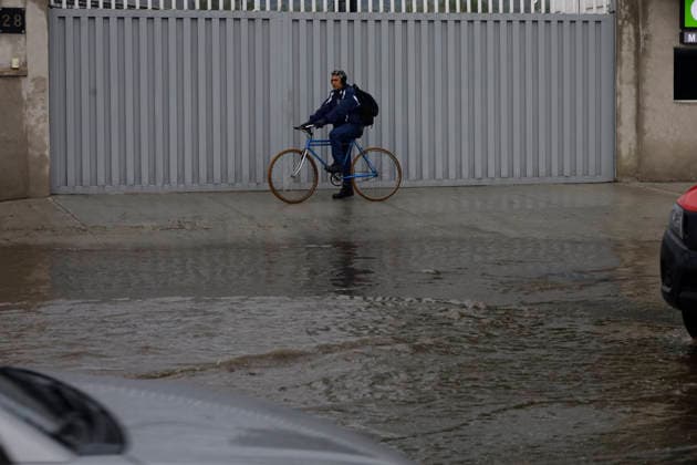 Flooding Reported In Mexico City Cyclists ride along Avenida Tlahuac in Mexico City, Mexico, on July 1, 2026, while flooding is reported in the streets of Santiago Zapotitlan. The Mexico City Water Management Secretariat has activated a yellow alert for rain and flooding in several areas of the capital. Mexico City Mexico City Mexico  Copyright: xGerardoxVieyrax originalFilename: vieyra-notitle260701_np0Xg.jpg