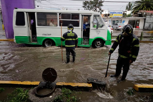 Flooding Reported In Mexico City Firefighters from the Tlahuac borough clear debris from the streets of Santiago Zapotitlan in Mexico City, Mexico, on July 1, 2026, after flooding occurs in the area. The Mexico City Water Management Secretariat activates a yellow alert for rain and flooding in several areas of the capital. Mexico City Mexico City Mexico  Copyright: xGerardoxVieyrax originalFilename: vieyra-notitle260701_np2RN.jpg