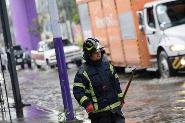 Flooding Reported In Mexico City Firefighters from the Tlahuac borough clear debris from the streets of Santiago Zapotitlan in Mexico City, Mexico, on July 1, 2026, after flooding occurs in the area. The Mexico City Water Management Secretariat activates a yellow alert for rain and flooding in several areas of the capital. Mexico City Mexico City Mexico  Copyright: xGerardoxVieyrax originalFilename: vieyra-notitle260701_npyWo.jpg