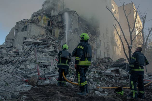 Rescuers battle flames and search for survivors in the ruins of a partially collapsed nine-story residential building in Kyiv s following a large-scale Russian overnight drone and missile attack, damaging residential buildings across multiple districts. - 02 07 2026 - Ukraine Kyiv Oblast Kyiv () -  LouisxLemaire-Sicrex xLexPictorium LePictorium_0337637