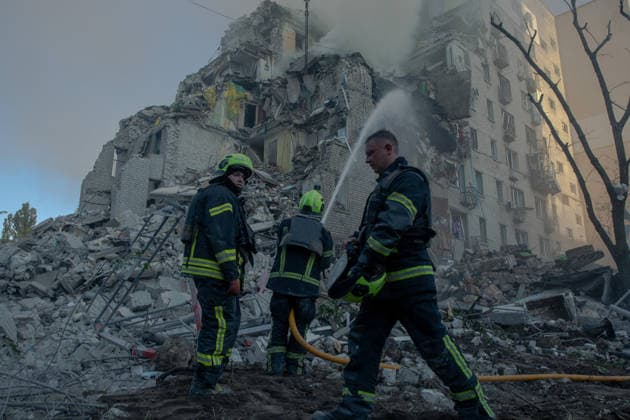 News Themen der Woche KW27 Rescuers battle flames and search for survivors in the ruins of a partially collapsed nine-story residential building in Kyiv s following a large-scale Russian overnight drone and missile attack, damaging residential buildings across multiple districts. - 02 07 2026 - Ukraine Kyiv Oblast Kyiv () -  LouisxLemaire-Sicrex xLexPictorium LePictorium_0337639