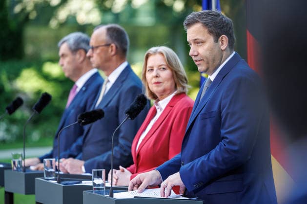 News Themen der Woche KW27 Presseunterrichtung zu den Beratungen des Koalitionsausschusses Presseunterrichtung zu den Beratungen des Koalitionsausschusses im Bundeskanzleramt am 02.06.2026. Lars Klingbeil (SPD), Bundesfinanzminister spricht zu den Anwesenden. Berlin Berlin Deutschland Bundeskanzleramt *** Press Briefing on the Coalition Committee s Deliberations Press Briefing on the Coalition Committee s Deliberations at the Federal Chancellery on June 2, 2026 Lars Klingbeil (SPD), Federal Minister of Finance, addresses those present Berlin, Berlin, Germany, Federal Chancellery