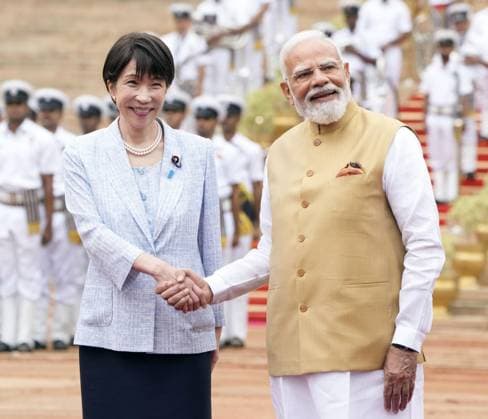 News Themen der Woche KW27 Japan-India summit Japanese Prime Minister Sanae Takaichi (L) and Indian Prime Minister Narendra Modi shake hands at a welcome ceremony in New Delhi on July 2, 2026.  A14AA0005621220P