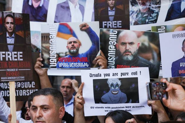 ARMENIA, YEREVAN - JULY 2, 2026: Protesters are seen outside the Government House amid talks between European Commission President von der Leyen and Armenia s President Pashinyan. Alexander Patrin TASS  94569547