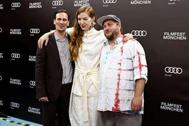 Christopher Schärf, Pheline Roggan und David Scheid bei der Premiere des Kinofilms Bärenjagen auf dem 43. Filmfest München 2026 im City-Atelier Kino. München, 01.07.2026 *** Christopher Schärf, Pheline Roggan, and David Scheid at the premiere of the feature film *Bärenjagen* at the 43rd Munich Film Festival in 2026 at the City Atelier Kino in Munich, July 1, 2026 Foto:xB.xGillmannx xFuturexImagex baerenjagen_6704