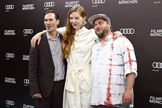 Christopher Schärf, Pheline Roggan und David Scheid bei der Premiere des Kinofilms Bärenjagen auf dem 43. Filmfest München 2026 im City-Atelier Kino. München, 01.07.2026 *** Christopher Schärf, Pheline Roggan, and David Scheid at the premiere of the feature film *Bärenjagen* at the 43rd Munich Film Festival in 2026 at the City Atelier Kino in Munich, July 1, 2026 Foto:xB.xGillmannx xFuturexImagex baerenjagen_6705