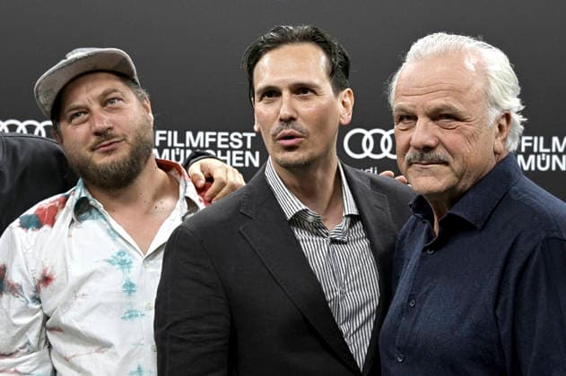 David Scheid, Christopher Schärf und Bernhard Schütz bei der Premiere des Kinofilms Bärenjagen auf dem 43. Filmfest München 2026 im City-Atelier Kino. München, 01.07.2026 *** David Scheid, Christopher Schärf, and Bernhard Schütz at the premiere of the feature film *Bärenjagen* at the 43rd Munich Film Festival in 2026 at the City Atelier Kino in Munich, July 1, 2026 Foto:xB.xGillmannx xFuturexImagex baerenjagen_6706