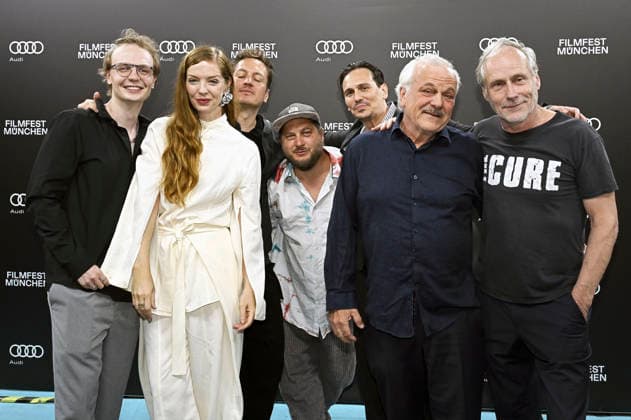 Hannes Linder, Pheline Roggan, Peter Meister, David Scheid, Christopher Schärf, Bernhard Schütz und Wolfram Koch bei der Premiere des Kinofilms Bärenjagen auf dem 43. Filmfest München 2026 im City-Atelier Kino. München, 01.07.2026 *** Hannes Linder, Pheline Roggan, Peter Meister, David Scheid, Christopher Schärf, Bernhard Schütz, and Wolfram Koch at the premiere of the feature film *Bärenjagen* at the 43rd Munich Film Festival in 2026 at the City Atelier Kino in Munich, July 1, 2026 Foto:xB.xGillmannx xFuturexImagex baerenjagen_6710