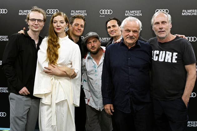 Hannes Linder, Pheline Roggan, Peter Meister, David Scheid, Christopher Schärf, Bernhard Schütz und Wolfram Koch bei der Premiere des Kinofilms Bärenjagen auf dem 43. Filmfest München 2026 im City-Atelier Kino. München, 01.07.2026 *** Hannes Linder, Pheline Roggan, Peter Meister, David Scheid, Christopher Schärf, Bernhard Schütz, and Wolfram Koch at the premiere of the feature film *Bärenjagen* at the 43rd Munich Film Festival in 2026 at the City Atelier Kino in Munich, July 1, 2026 Foto:xB.xGillmannx xFuturexImagex baerenjagen_6712