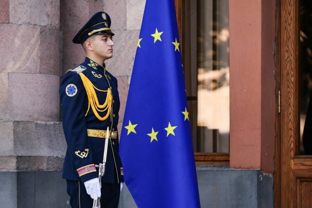 ARMENIA, YEREVAN - JULY 2, 2026: A guard is seen at the entrance to the Government House during talks between European Commission President von der Leyen and Armenia s President Pashinyan amid protests. Alexander Patrin TASS  94569380