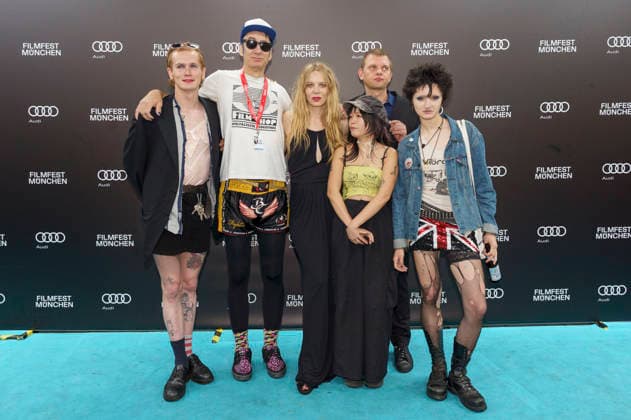 Twiggy, Brezel Göring, Lilith Stangenberg, Chang Wang, Gast und Mücke bei der Premiere des Kinofilms Für immer 16 Forever 16 auf dem 43. Filmfest München 2026 im City-Atelier Kino. München, 01.07.2026 *** Twiggy, Brezel Göring, Lilith Stangenberg, Chang Wang, Gast, and Mücke at the premiere of the feature film *Für immer 16 Forever 16* at the 43rd Munich Film Festival in 2026 at the City Atelier Kino in Munich, July 1, 2026 Foto:xN.xKolinzx xFuturexImagex immer_16_6706