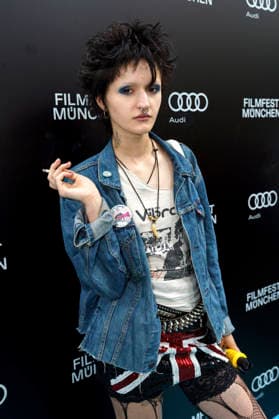 Mücke bei der Premiere des Kinofilms Für immer 16 Forever 16 auf dem 43. Filmfest München 2026 im City-Atelier Kino. München, 01.07.2026 *** Mücke at the premiere of the feature film *Für immer 16 Forever 16* at the 43rd Munich Film Festival 2026 at the City Atelier Kino in Munich, July 1, 2026 Foto:xN.xKolinzx xFuturexImagex immer_16_6736
