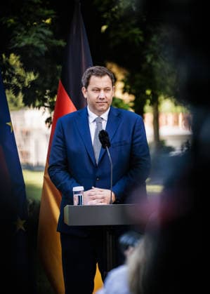 Lars Klingbeil, Bundesminister der Finanzen, waehrend einer PK im Bundeskanzleramt. Berlin, 02.07.2026. Fotografiert im Auftrag des Bundesfinanzministeriums. Berlin Deutschland *** Lars Klingbeil, Federal Minister of Finance, during a press conference at the Federal Chancellery in Berlin, July 2, 2026. Photographed on behalf of the Federal Ministry of Finance, Berlin, Germany Copyright: xReinaldoxCoddoux