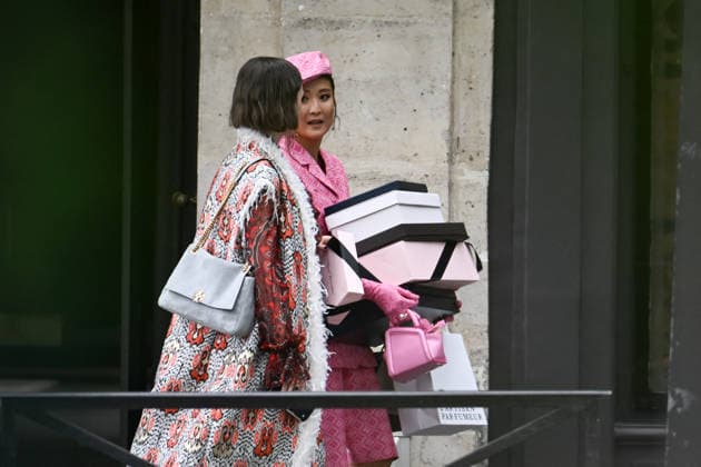 Lily Collins and Ashley Park were spotted on the streets of Paris while filming the sixth season of the Netflix series *Emily in Paris* on July 2, 2026. Gedeon Taieb, Bestimage. Lily Collins and Ashley Park were spotted on the streets of Paris whilst filming the sixth series of the Netflix series *Emily in Paris* on July 2, 2026 Paris, France  Copyright: xGedeonxTaiebx xBestimagexGedeonxTaiebx xBestimagex