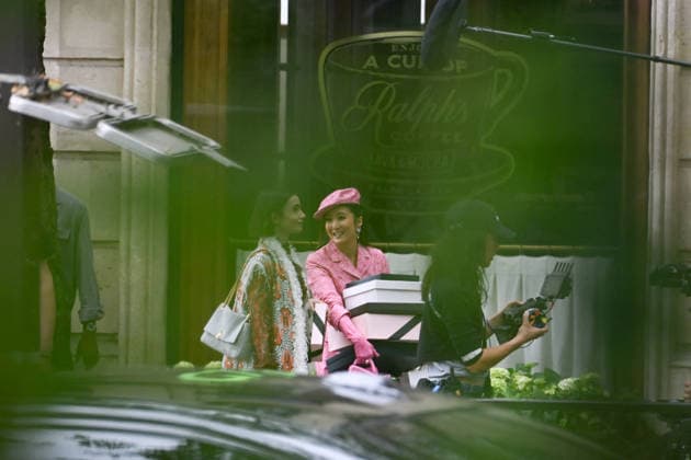 Lily Collins and Ashley Park were spotted on the streets of Paris while filming the sixth season of the Netflix series *Emily in Paris* on July 2, 2026. Gedeon Taieb, Bestimage. Lily Collins and Ashley Park were spotted on the streets of Paris whilst filming the sixth series of the Netflix series *Emily in Paris* on July 2, 2026 Paris, France  Copyright: xGedeonxTaiebx xBestimagexGedeonxTaiebx xBestimagex