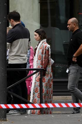 Lily Collins and Ashley Park were spotted on the streets of Paris while filming the sixth season of the Netflix series *Emily in Paris* on July 2, 2026. Gedeon Taieb, Bestimage. Lily Collins and Ashley Park were spotted on the streets of Paris whilst filming the sixth series of the Netflix series *Emily in Paris* on July 2, 2026 Paris, France  Copyright: xGedeonxTaiebx xBestimagexGedeonxTaiebx xBestimagex