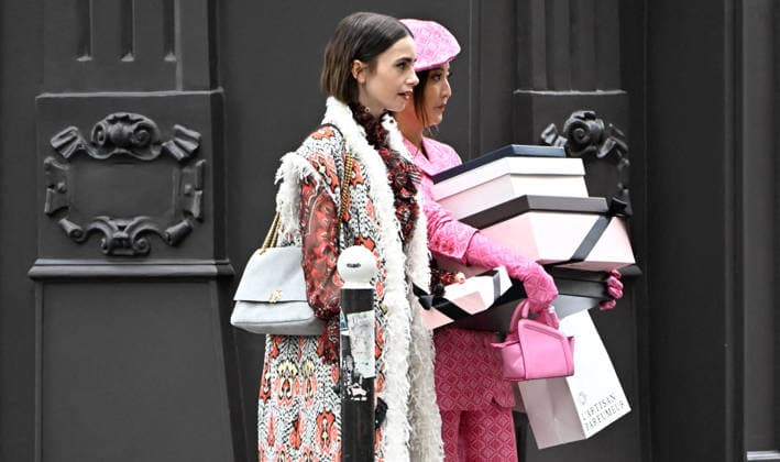 Lily Collins and Ashley Park were spotted on the streets of Paris while filming the sixth season of the Netflix series *Emily in Paris* on July 2, 2026. Gedeon Taieb, Bestimage. Lily Collins and Ashley Park were spotted on the streets of Paris whilst filming the sixth series of the Netflix series *Emily in Paris* on July 2, 2026 Paris, France  Copyright: xGedeonxTaiebx xBestimagexGedeonxTaiebx xBestimagex