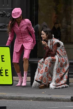 Lily Collins and Ashley Park were spotted on the streets of Paris while filming the sixth season of the Netflix series *Emily in Paris* on July 2, 2026. Gedeon Taieb, Bestimage. Lily Collins and Ashley Park were spotted on the streets of Paris whilst filming the sixth series of the Netflix series *Emily in Paris* on July 2, 2026 Paris, France  Copyright: xGedeonxTaiebx xBestimagexGedeonxTaiebx xBestimagex