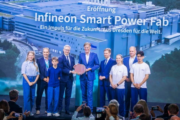 Infineon Eröffnung Infineon Smart Power FAB in Dresden eröffnet.Bundesminister für Digitales und Staatsmodernisierung, Dr. Karsten Wildberger, Jochen Hanebeck, Vorstandsvorsitzender Infineon Technologies AG und Michael Kretschmer Ministerpräsident Sachsen, Dirk Hilbert OB Dresden, eröffnen symbolisch die Fabrik. Dresden Sachsen Deutschland *** Infineon Opens Infineon Smart Power FAB in Dresden: Dr. Karsten Wildberger, Federal Minister for Digital Affairs and State Modernization; Jochen Hanebeck, CEO of Infineon Technologies AG; Michael Kretschmer, Minister President of Saxony; and Dirk Hilbert, Mayor of Dresden, symbolically open the factory in Dresden, Saxony, Germany