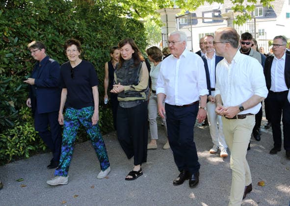 Besuch des Bundespräsidenten Frank-Walter Steinmeier in der Fondation Beyeler in Riehen (Schweiz). Der deutsche Bundespräsident besucht während seiner Ortszeit in Lörrach (Baden-Württemberg) auch die Grenzregion in der Schweiz. Besuch des Bundespräsidenten Frank-Walter Steinmeier in der Fondation Beyeler in Riehen (Schweiz). Der deutsche Bundespräsident besucht während seiner Ortszeit in Lörrach (Baden-Württemberg) auch die Grenzregion in der Schweiz. Riehen Kanton Basel-Stadt Schweiz *** Visit by Federal President Frank-Walter Steinmeier to the Fondation Beyeler in Riehen, Switzerland. During his stay in Lörrach, Baden-Württemberg, the German Federal President is also visiting the border region in Switzerland. Visit by Federal Pr