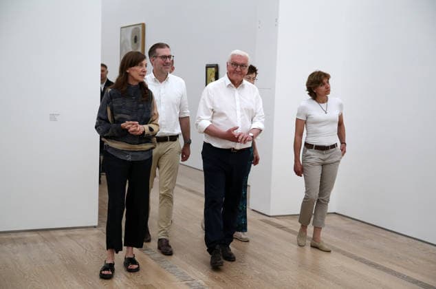 Besuch des Bundespräsidenten Frank-Walter Steinmeier in der Fondation Beyeler in Riehen (Schweiz). Der deutsche Bundespräsident besucht während seiner Ortszeit in Lörrach (Baden-Württemberg) auch die Grenzregion in der Schweiz. Besuch des Bundespräsidenten Frank-Walter Steinmeier in der Fondation Beyeler in Riehen (Schweiz). Der deutsche Bundespräsident besucht während seiner Ortszeit in Lörrach (Baden-Württemberg) auch die Grenzregion in der Schweiz. Riehen Kanton Basel-Stadt Schweiz *** Visit by Federal President Frank-Walter Steinmeier to the Fondation Beyeler in Riehen, Switzerland. During his stay in Lörrach, Baden-Württemberg, the German Federal President is also visiting the border region in Switzerland. Visit by Federal Pr