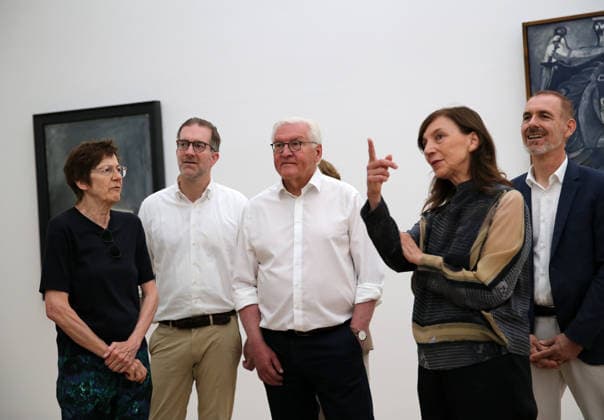 Besuch des Bundespräsidenten Frank-Walter Steinmeier in der Fondation Beyeler in Riehen (Schweiz). Der deutsche Bundespräsident besucht während seiner Ortszeit in Lörrach (Baden-Württemberg) auch die Grenzregion in der Schweiz. Besuch des Bundespräsidenten Frank-Walter Steinmeier in der Fondation Beyeler in Riehen (Schweiz). Der deutsche Bundespräsident besucht während seiner Ortszeit in Lörrach (Baden-Württemberg) auch die Grenzregion in der Schweiz. Riehen Kanton Basel-Stadt Schweiz *** Visit by Federal President Frank-Walter Steinmeier to the Fondation Beyeler in Riehen, Switzerland. During his stay in Lörrach, Baden-Württemberg, the German Federal President is also visiting the border region in Switzerland. Visit by Federal Pr