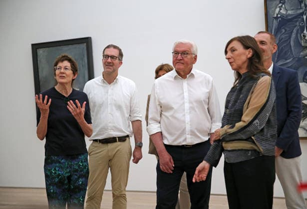 Besuch des Bundespräsidenten Frank-Walter Steinmeier in der Fondation Beyeler in Riehen (Schweiz). Der deutsche Bundespräsident besucht während seiner Ortszeit in Lörrach (Baden-Württemberg) auch die Grenzregion in der Schweiz. Besuch des Bundespräsidenten Frank-Walter Steinmeier in der Fondation Beyeler in Riehen (Schweiz). Der deutsche Bundespräsident besucht während seiner Ortszeit in Lörrach (Baden-Württemberg) auch die Grenzregion in der Schweiz. Riehen Kanton Basel-Stadt Schweiz *** Visit by Federal President Frank-Walter Steinmeier to the Fondation Beyeler in Riehen, Switzerland. During his stay in Lörrach, Baden-Württemberg, the German Federal President is also visiting the border region in Switzerland. Visit by Federal Pr