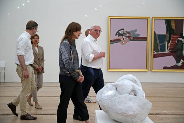 Besuch des Bundespräsidenten Frank-Walter Steinmeier in der Fondation Beyeler in Riehen (Schweiz). Der deutsche Bundespräsident besucht während seiner Ortszeit in Lörrach (Baden-Württemberg) auch die Grenzregion in der Schweiz. Besuch des Bundespräsidenten Frank-Walter Steinmeier in der Fondation Beyeler in Riehen (Schweiz). Der deutsche Bundespräsident besucht während seiner Ortszeit in Lörrach (Baden-Württemberg) auch die Grenzregion in der Schweiz. Riehen Kanton Basel-Stadt Schweiz *** Visit by Federal President Frank-Walter Steinmeier to the Fondation Beyeler in Riehen, Switzerland. During his stay in Lörrach, Baden-Württemberg, the German Federal President is also visiting the border region in Switzerland. Visit by Federal Pr