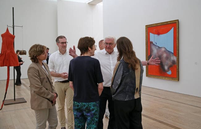 Besuch des Bundespräsidenten Frank-Walter Steinmeier in der Fondation Beyeler in Riehen (Schweiz). Der deutsche Bundespräsident besucht während seiner Ortszeit in Lörrach (Baden-Württemberg) auch die Grenzregion in der Schweiz. Besuch des Bundespräsidenten Frank-Walter Steinmeier in der Fondation Beyeler in Riehen (Schweiz). Der deutsche Bundespräsident besucht während seiner Ortszeit in Lörrach (Baden-Württemberg) auch die Grenzregion in der Schweiz. Riehen Kanton Basel-Stadt Schweiz *** Visit by Federal President Frank-Walter Steinmeier to the Fondation Beyeler in Riehen, Switzerland. During his stay in Lörrach, Baden-Württemberg, the German Federal President is also visiting the border region in Switzerland. Visit by Federal Pr