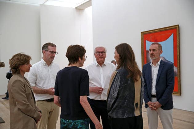 Besuch des Bundespräsidenten Frank-Walter Steinmeier in der Fondation Beyeler in Riehen (Schweiz). Der deutsche Bundespräsident besucht während seiner Ortszeit in Lörrach (Baden-Württemberg) auch die Grenzregion in der Schweiz. Besuch des Bundespräsidenten Frank-Walter Steinmeier in der Fondation Beyeler in Riehen (Schweiz). Der deutsche Bundespräsident besucht während seiner Ortszeit in Lörrach (Baden-Württemberg) auch die Grenzregion in der Schweiz. Riehen Kanton Basel-Stadt Schweiz *** Visit by Federal President Frank-Walter Steinmeier to the Fondation Beyeler in Riehen, Switzerland. During his stay in Lörrach, Baden-Württemberg, the German Federal President is also visiting the border region in Switzerland. Visit by Federal Pr